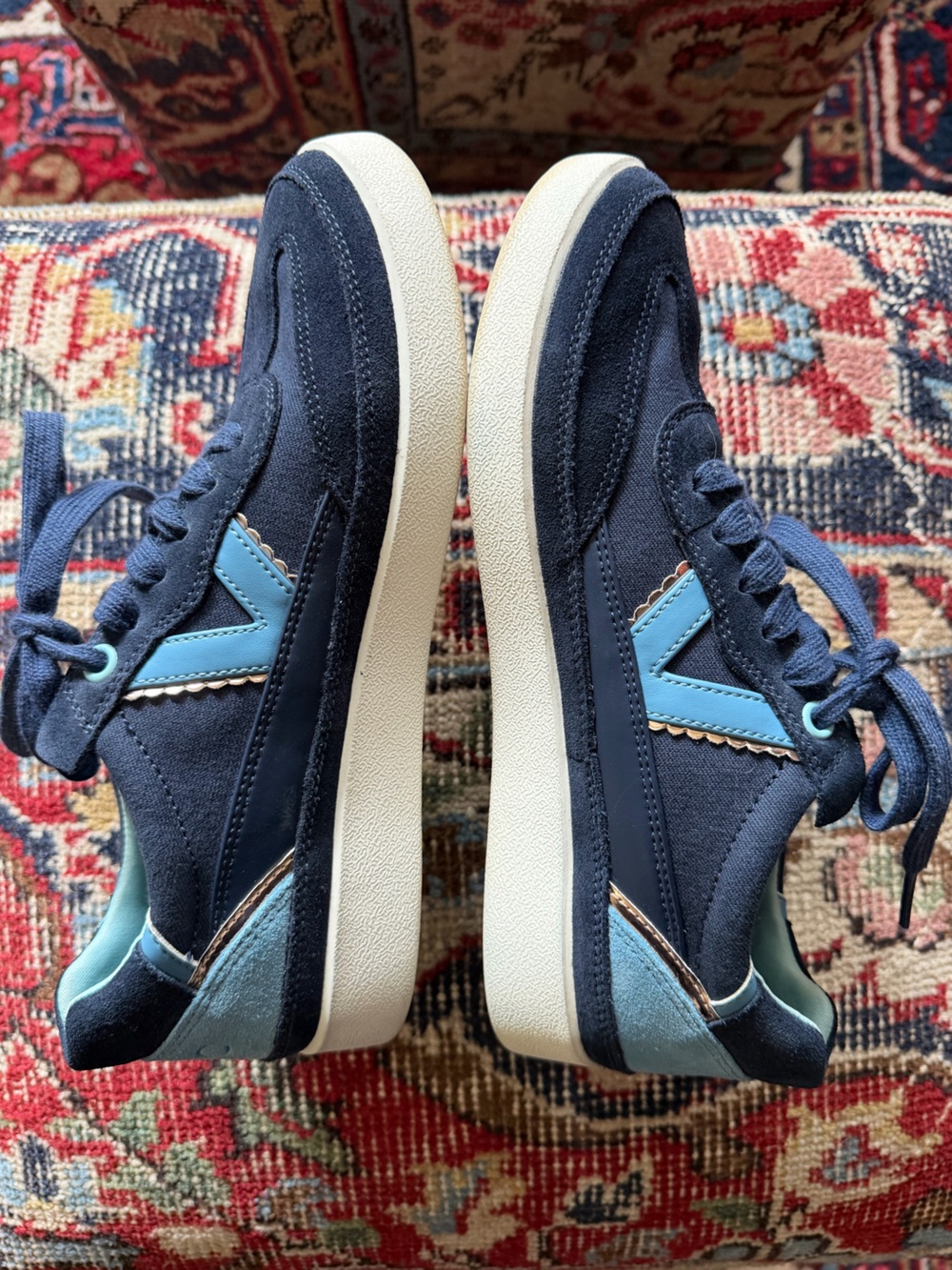 • Vionic Sneakers • - Picture 2 of 6
